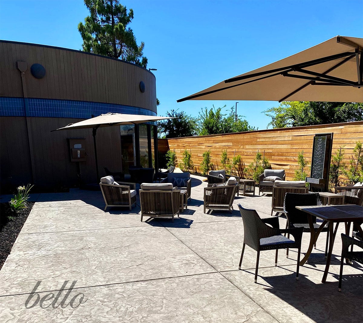 Outdoor Patio Lounge at Bello Salon Suites Sacramento.